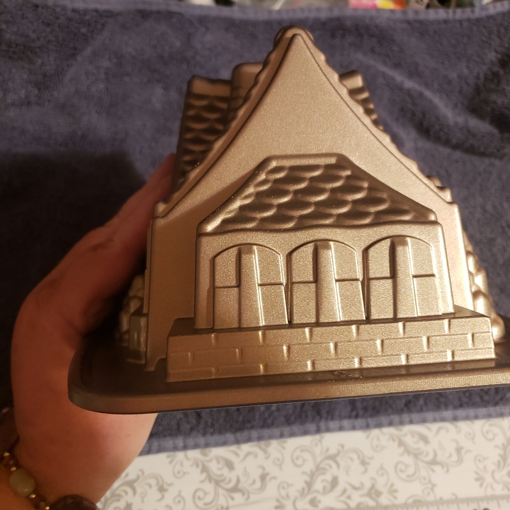 NWOT Nordic Ware Gingerbread House Cake Mold Christmas Cottage 10”x8”x6” - Picture 3 of 6